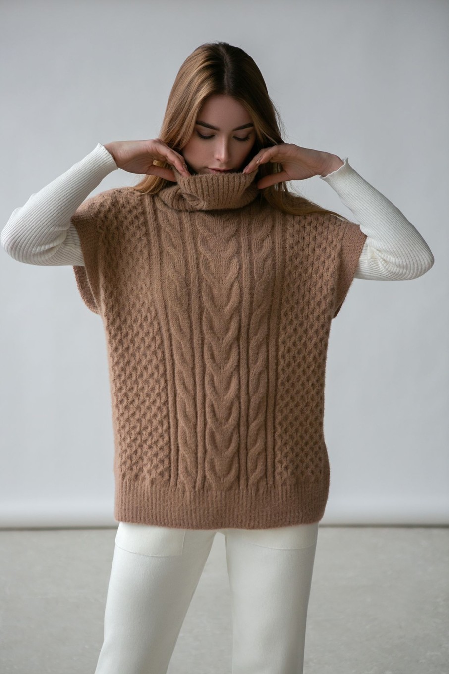 Women 25 UNION | Knitted Vest With Caramel Collar